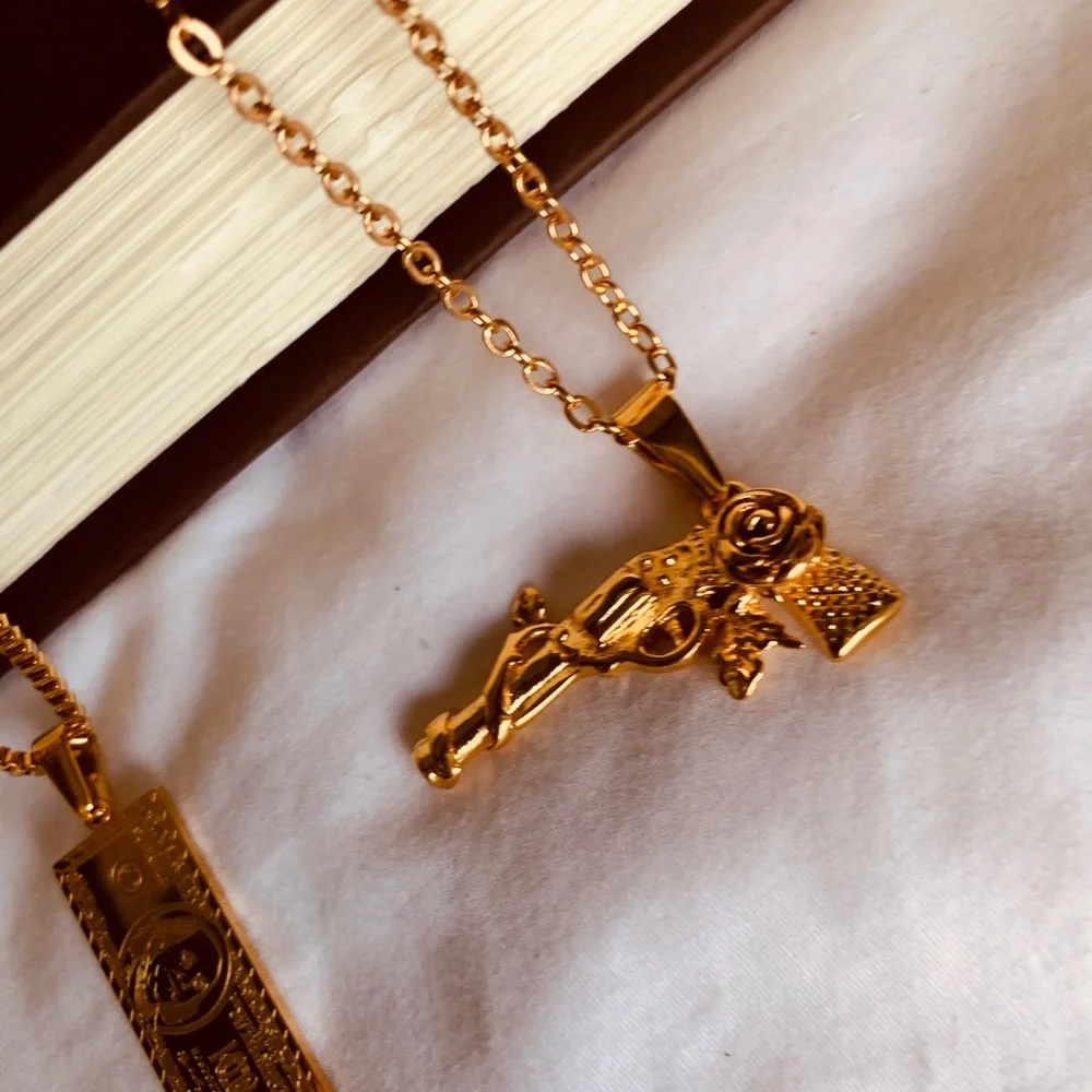 Guns & Roses Necklace - Picture 3 of 4